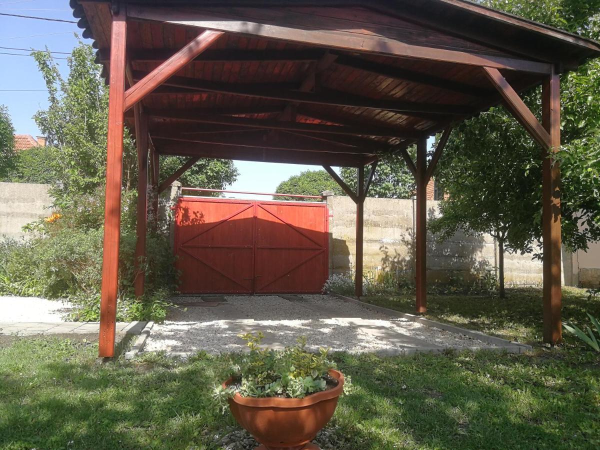 Agnes Vendeghaz Apartment Гюла Екстериор снимка